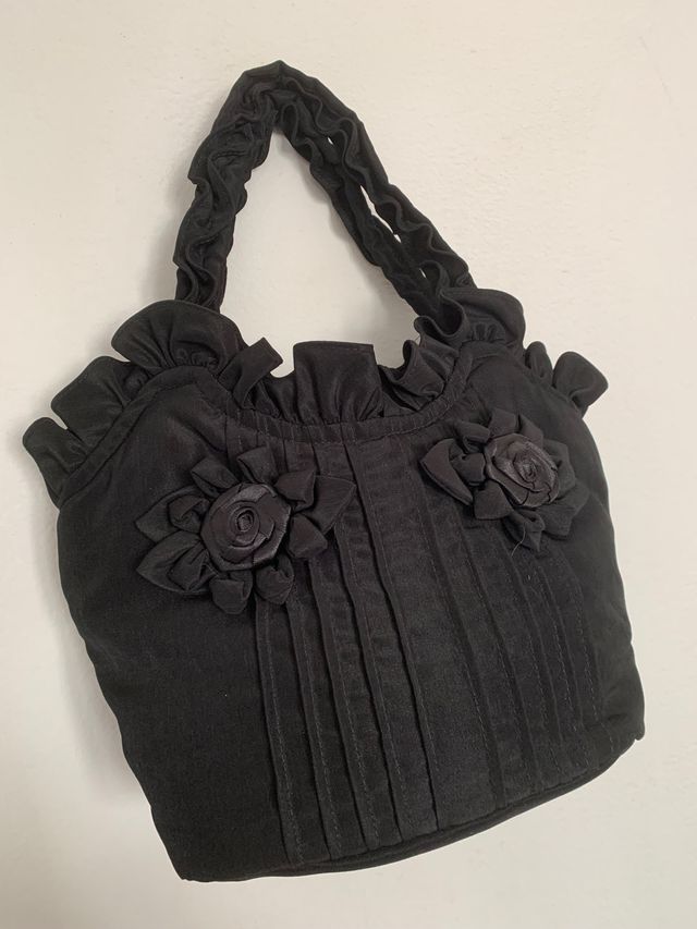 borsa nera frou frou con fiori davanti