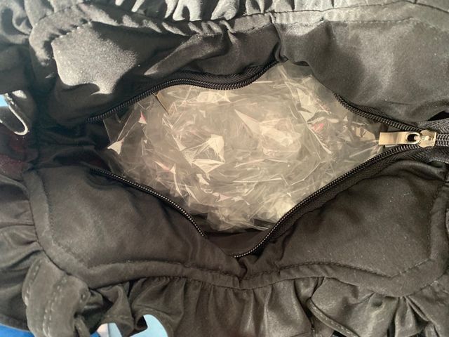 borsa nera frou frou con fiori davanti