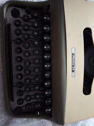 Maquina de escribir hispano Olivetti