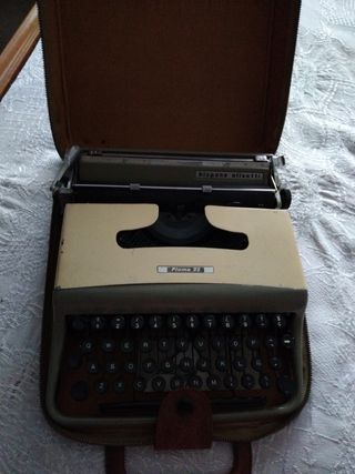 Maquina de escribir hispano Olivetti