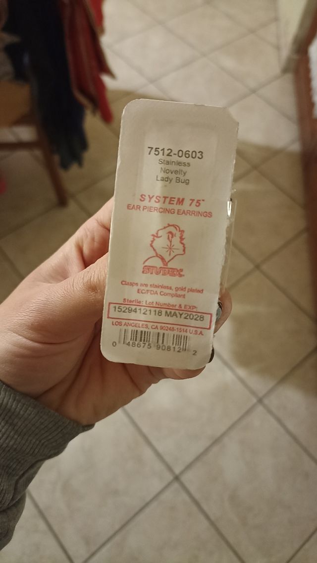 Pistola orecchino gioielleria