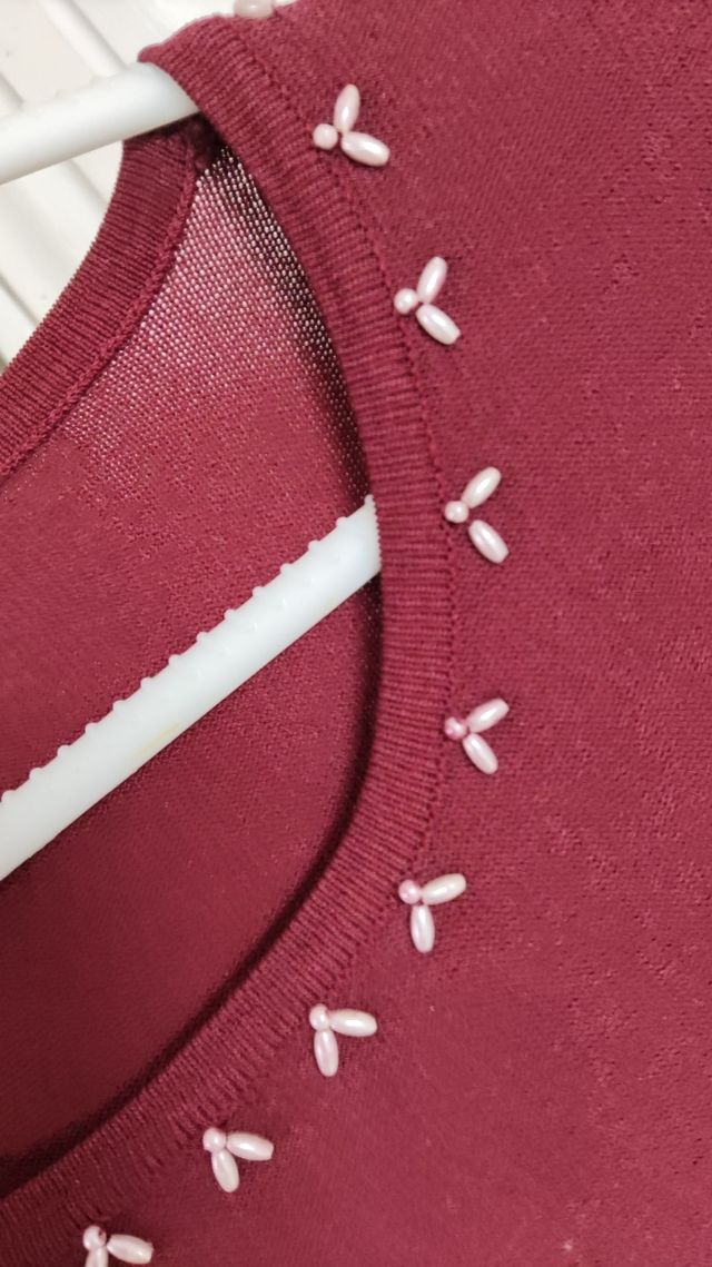 Jersey burdeos con perlas
