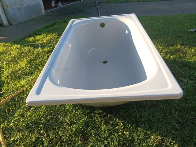 Bañeras gris e beige de porcelanao