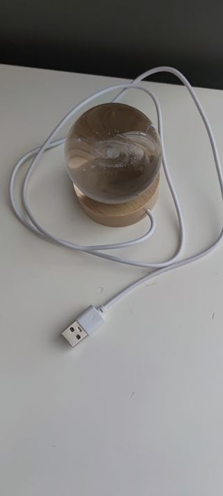 Lámpara en forma de bola de cristal