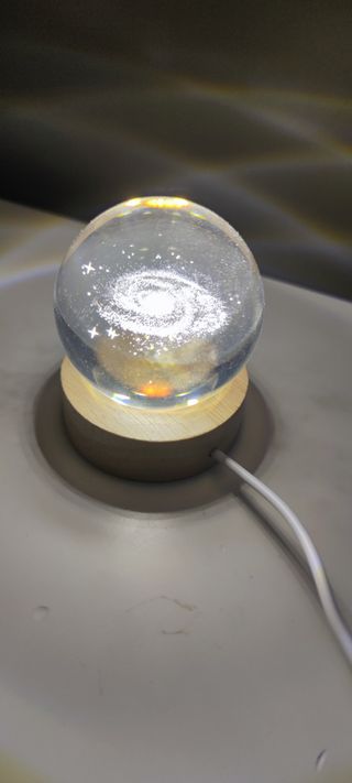 Lámpara en forma de bola de cristal