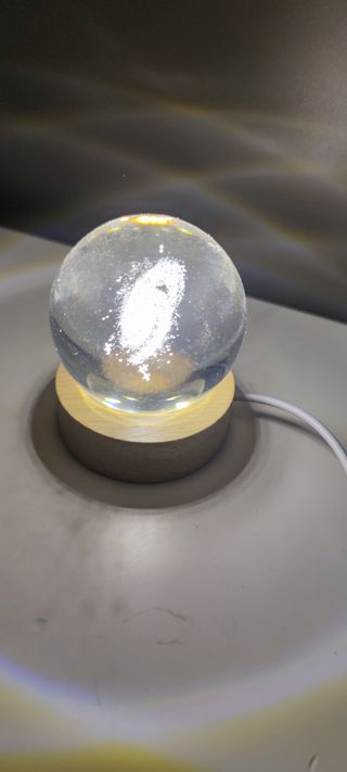 Lámpara en forma de bola de cristal