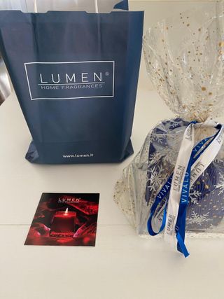 Candela profumata marca Lumen con piatto