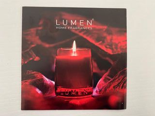 Candela profumata marca Lumen con piatto