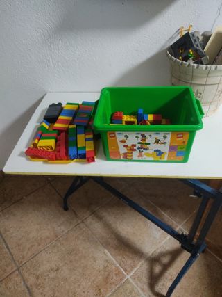 Piezas Lego y caja.