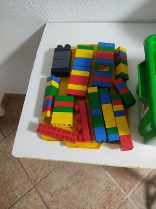Piezas Lego y caja.