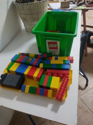 Piezas Lego y caja.