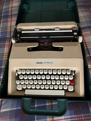 Maquina de escribir Olivetti Lettera 35.