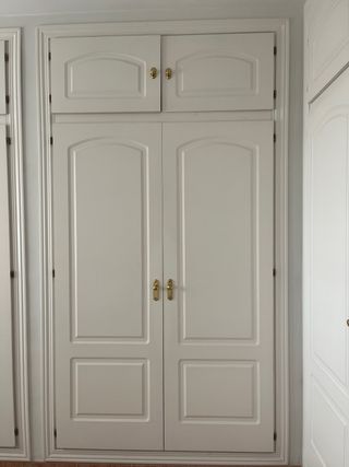 Puertas madera lacadas blanco  armario empotrado