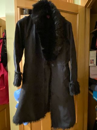 Abrigo de antelina y pelo negro de fiesta