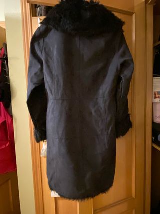 Abrigo de antelina y pelo negro de fiesta