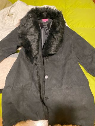 Abrigo de antelina y pelo negro de fiesta