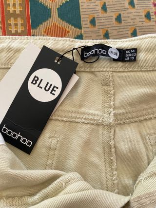 Pantalon beige claro con aberturas