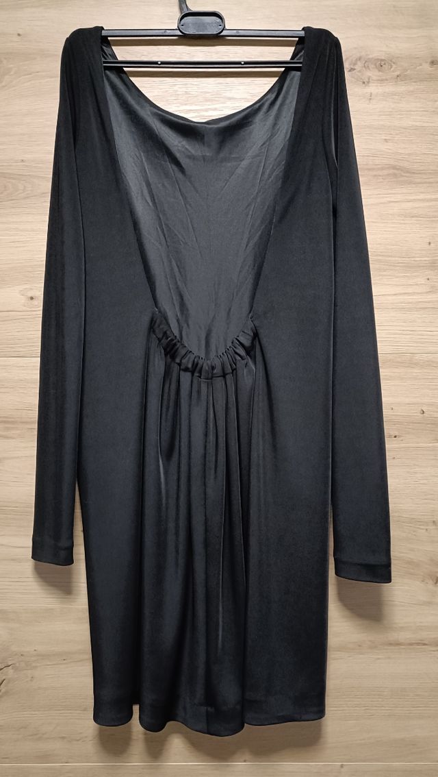 Vestido negro, espalda abierta