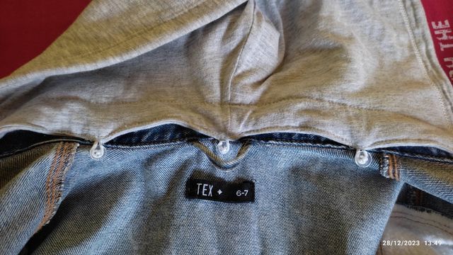 Cazadora vaquera con capucha,talla 6-7 años