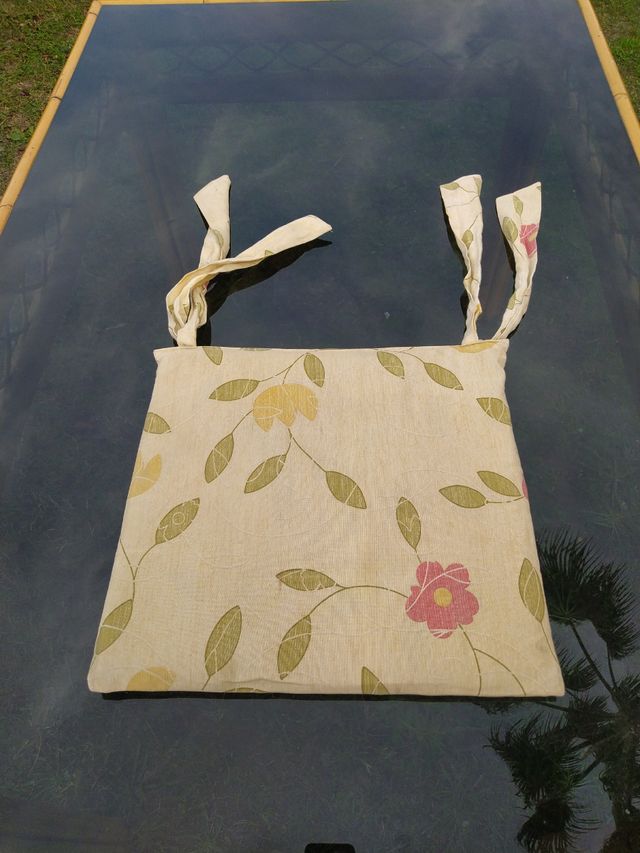 CONJUNTO MESA+4 SILLAS+MESITA DE CAÑA