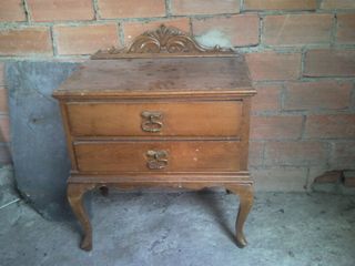 Mesa de noche antigua