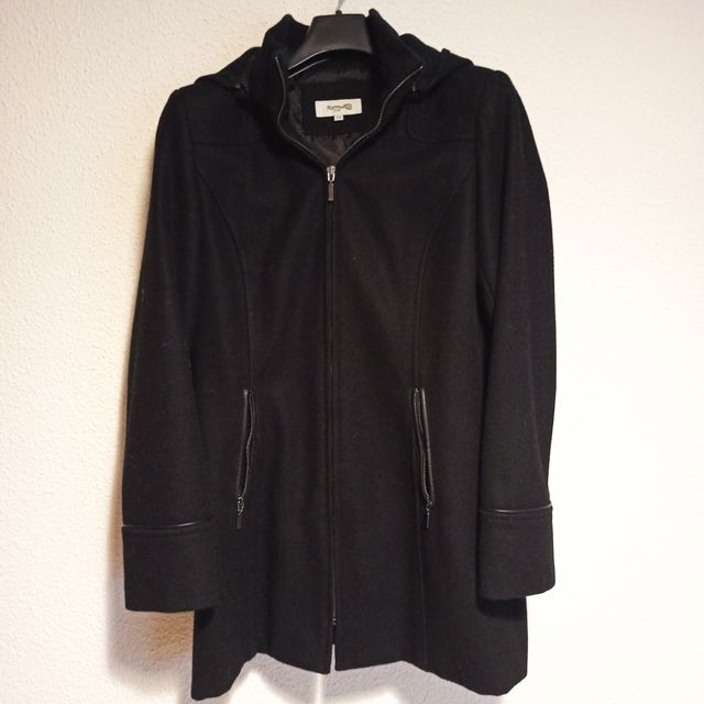 Abrigo negro con capucha