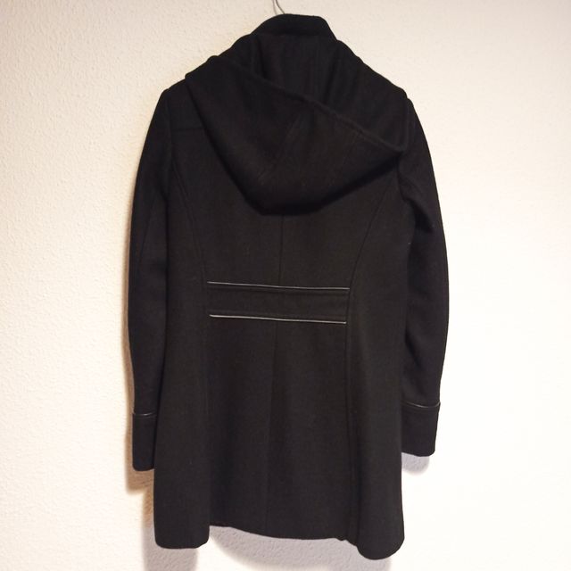 Abrigo negro con capucha