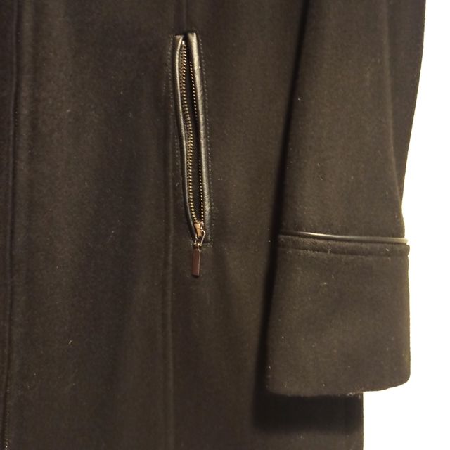 Abrigo negro con capucha