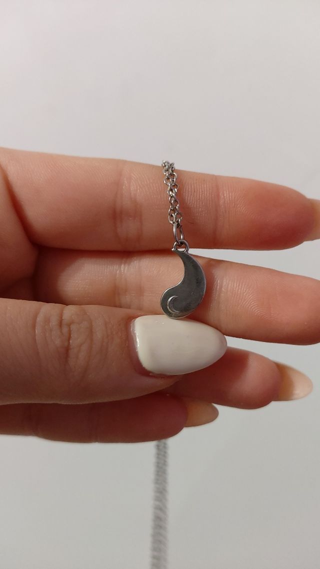 Collar plateado con forma de luna