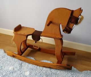 Caballo balancín de madera hecho a mano