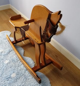 Caballo balancín de madera hecho a mano