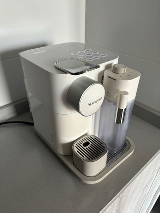 Cafetera Nespresso GRAND LATTISSIMA BLANCA