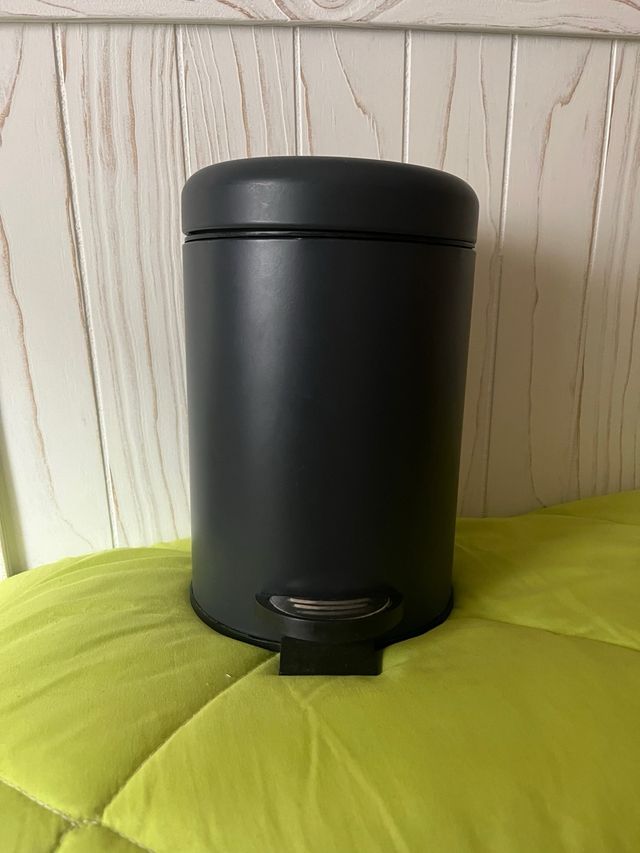 Cubo de basura pequeño negro (2,5 litros).