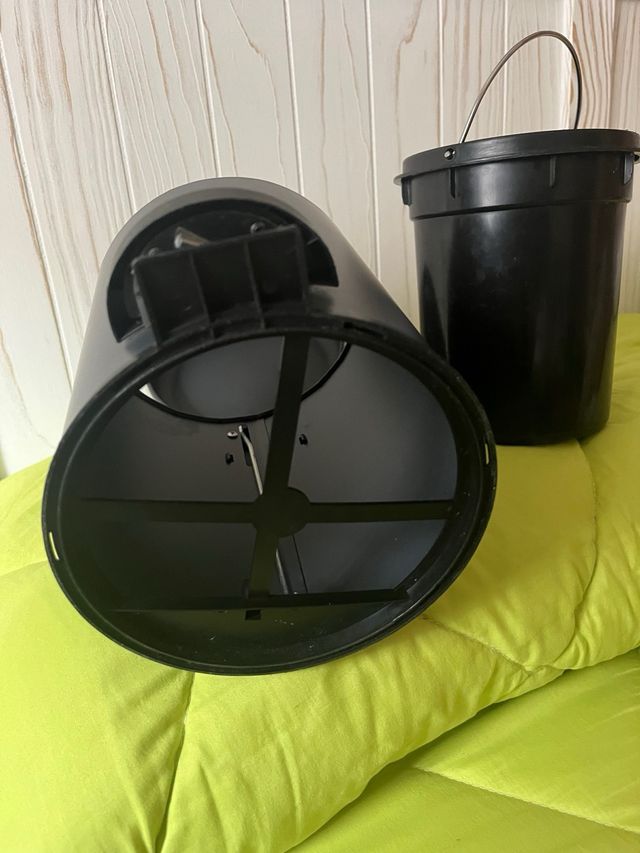 Cubo de basura pequeño negro (2,5 litros).