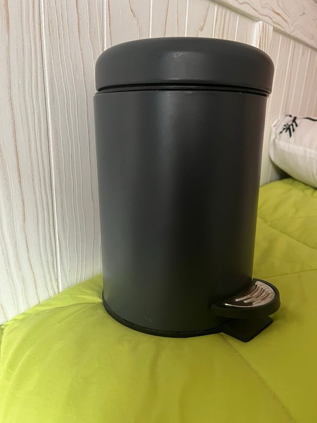 Cubo de basura pequeño negro (2,5 litros).
