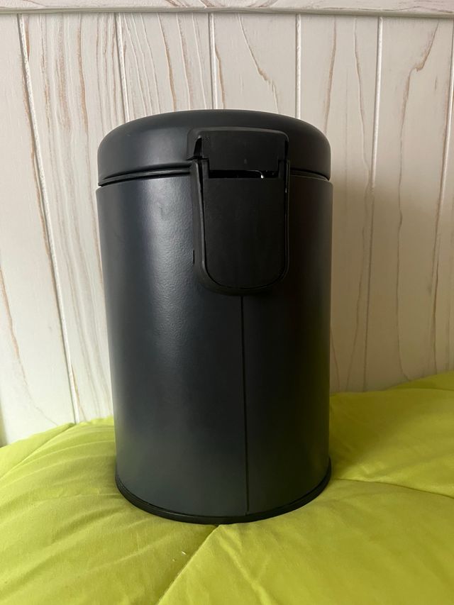 Cubo de basura pequeño negro (2,5 litros).