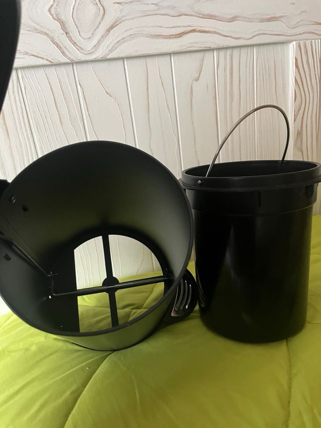 Cubo de basura pequeño negro (2,5 litros).