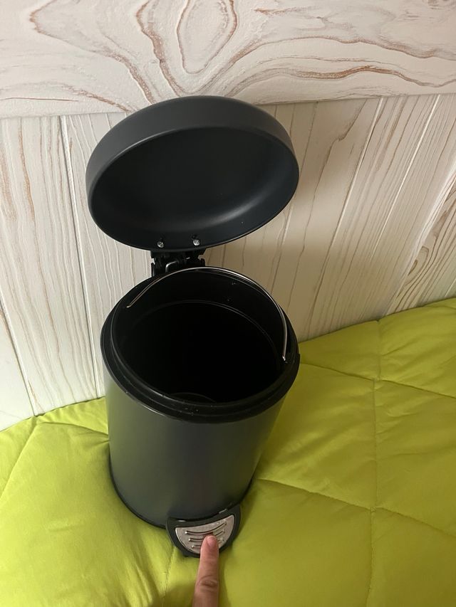 Cubo de basura pequeño negro (2,5 litros).