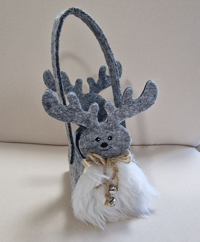 Cesta de fieltro con renos