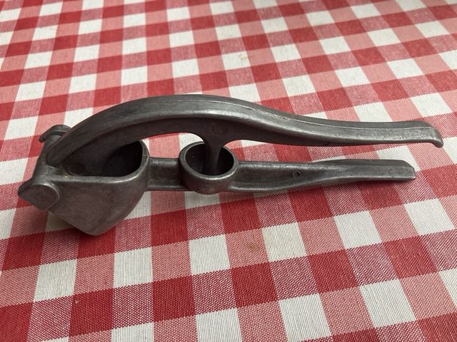 ANTIGUO EXPRIMIDOR DE AJOS