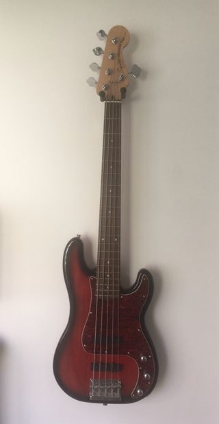 Squier Precision Bass 5 cuerdas y extras