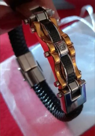 PULSERA MACIZA DE HOMBRE 

Rebajado 35€