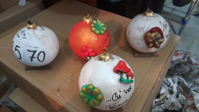 Sfera in terracotta decorata