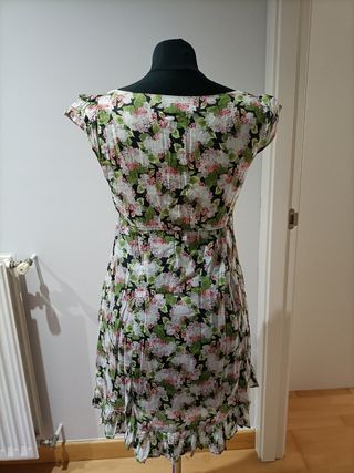 Vestido Negro con flores Blancas.Zara