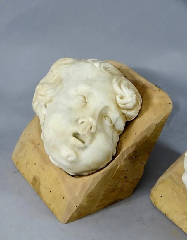 Stupenda coppia di testine in marmo