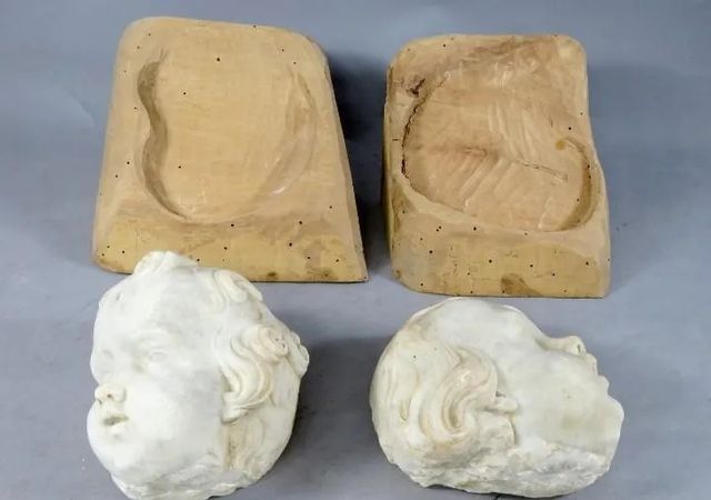 Stupenda coppia di testine in marmo