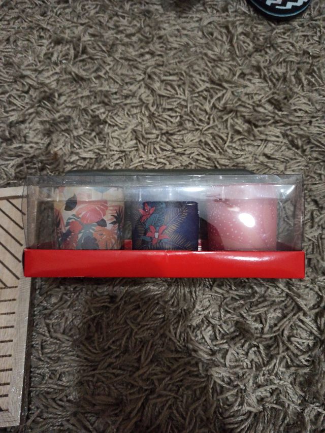 Marco de fotos y tres velas .