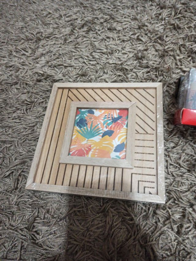 Marco de fotos y tres velas .