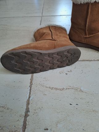 Bota marrón felpada niña