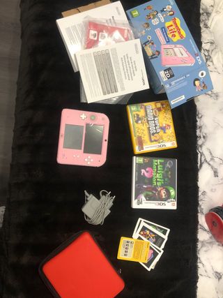 Nintendo 2DS con juegos y funda